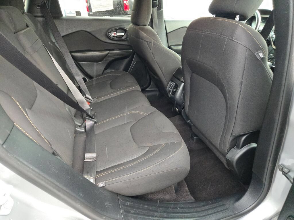 Used 2016 Jeep Cherokee Latitude w/ Cold Weather Group AWD/4WD image 11