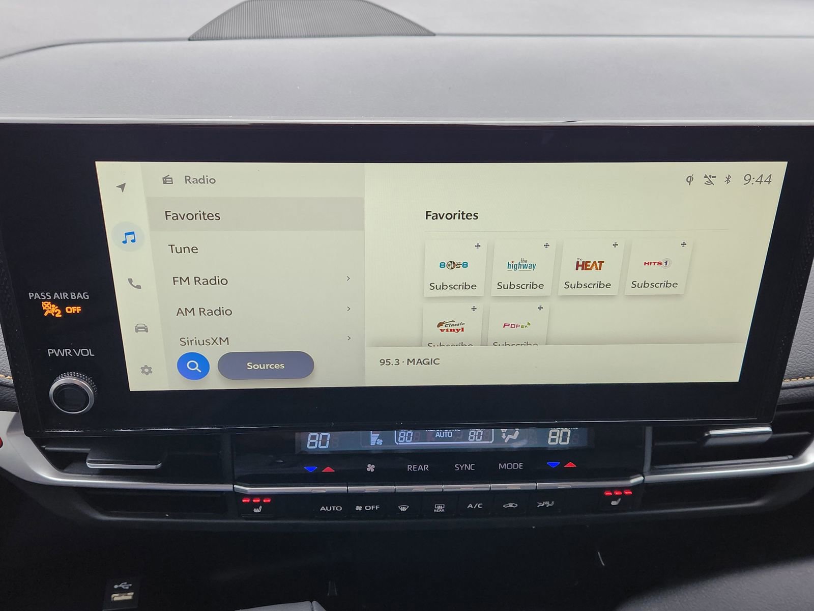 Used 2025 Toyota Sienna XLE Woodland Edition image 20