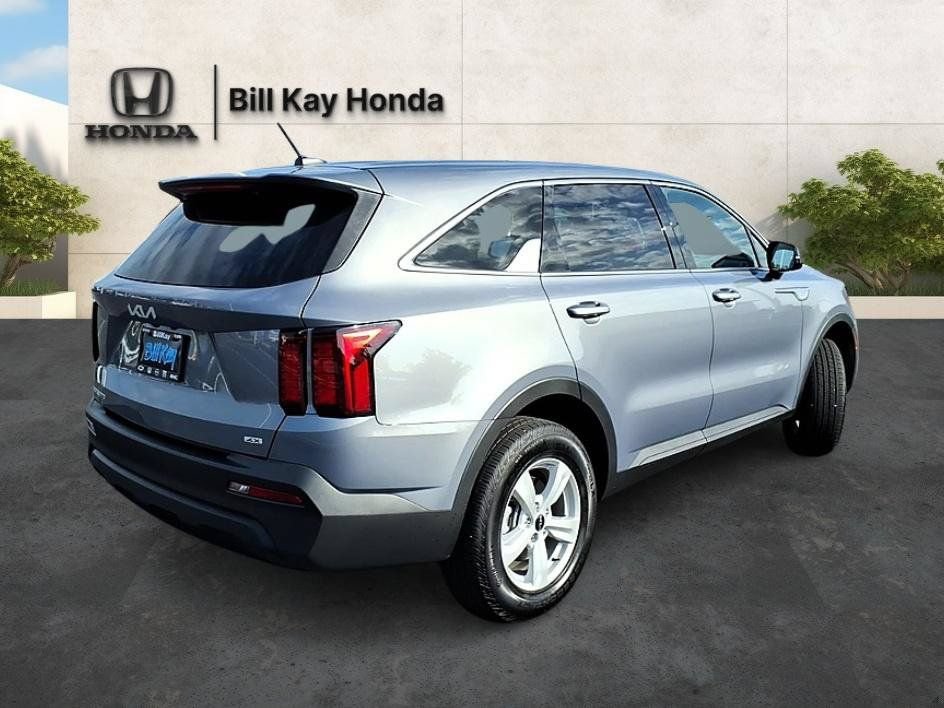 Used 2023 Kia Sorento LX AWD/4WD image 3