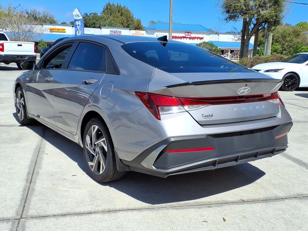 Used 2025 Hyundai Elantra Sport image 18