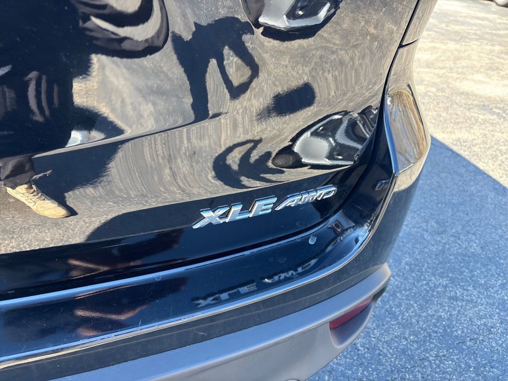 Used 2018 Toyota Highlander XLE w/ Carpet Mat Package (TMS) AWD/4WD image 16