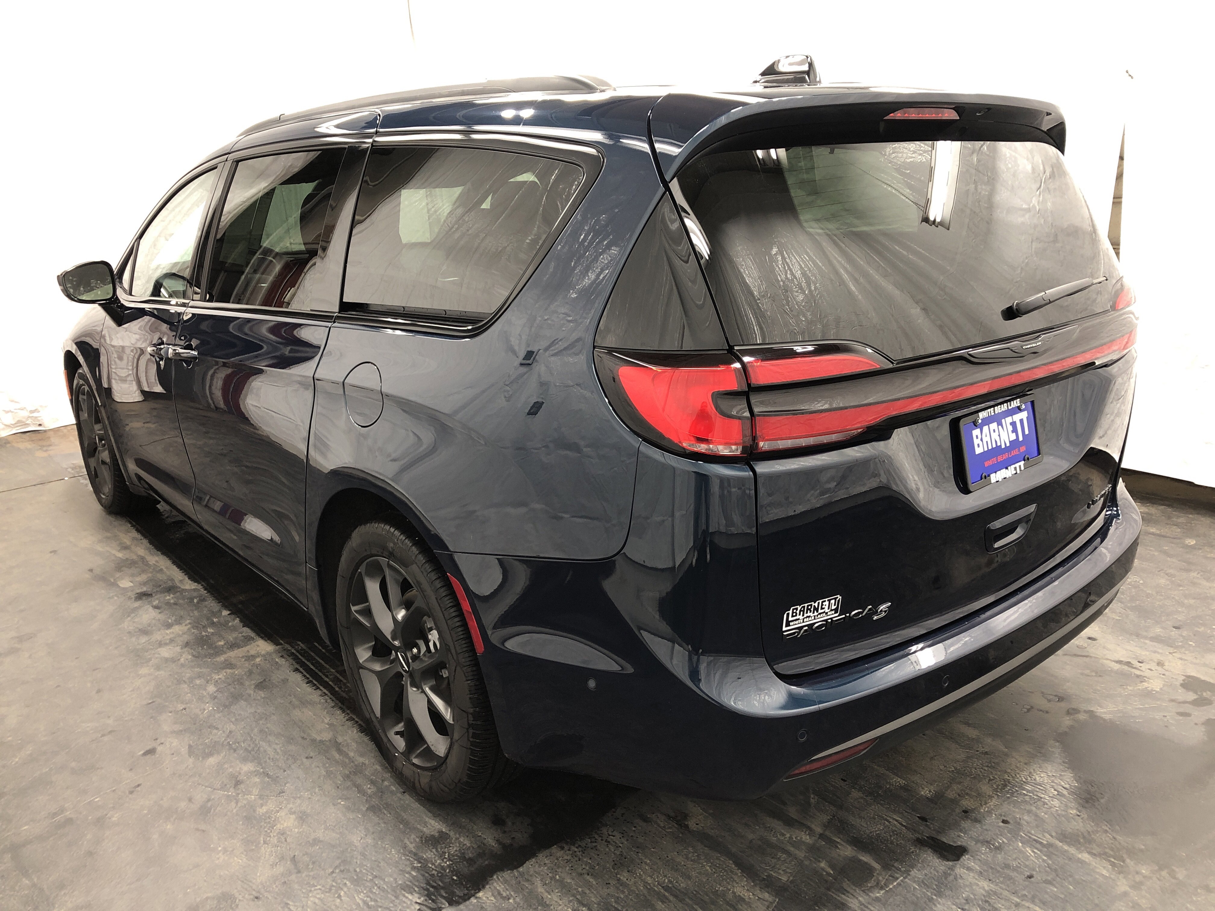 Certified 2024 Chrysler Pacifica Limited w/ S Appearance Package FWD image 6