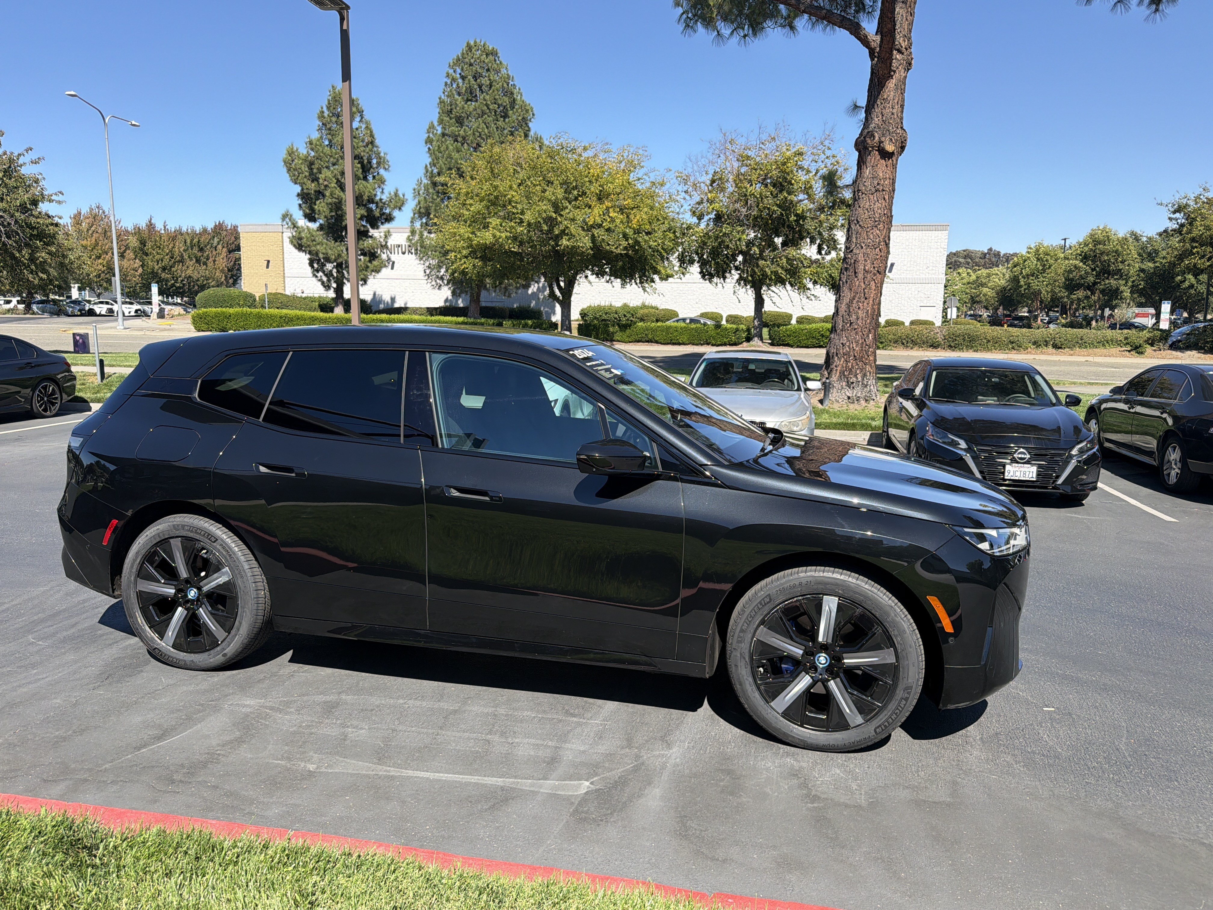Used 2024 BMW iX xDrive50 w/ Sport Package AWD/4WD image 16