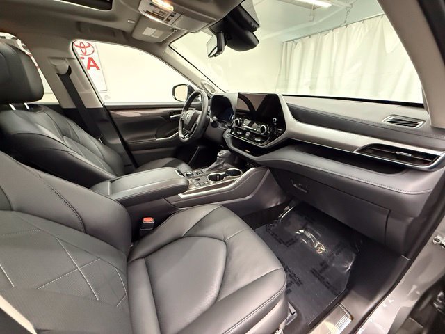 Certified 2025 Toyota Highlander Platinum AWD/4WD image 10