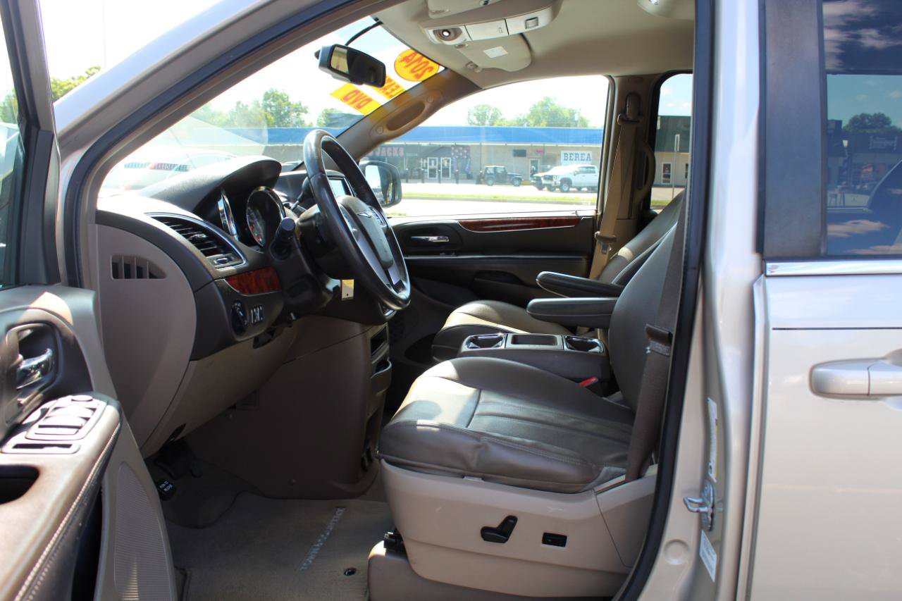Used 2014 Chrysler Town & Country Touring FWD image 9