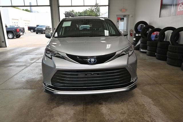 Used 2023 Toyota Sienna Platinum AWD/4WD image 2