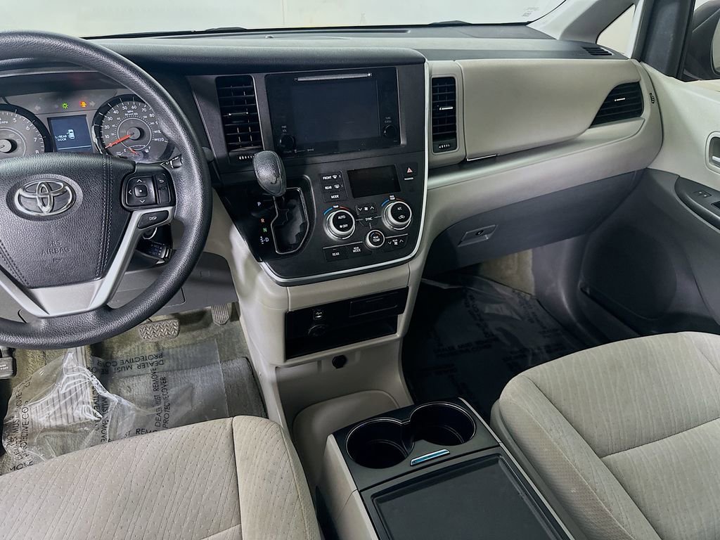Used 2017 Toyota Sienna LE image 19
