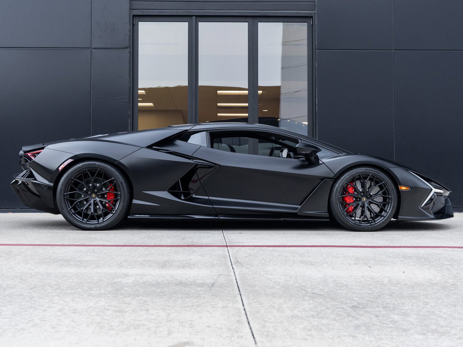 Used 2024 Lamborghini Revuelto image 11