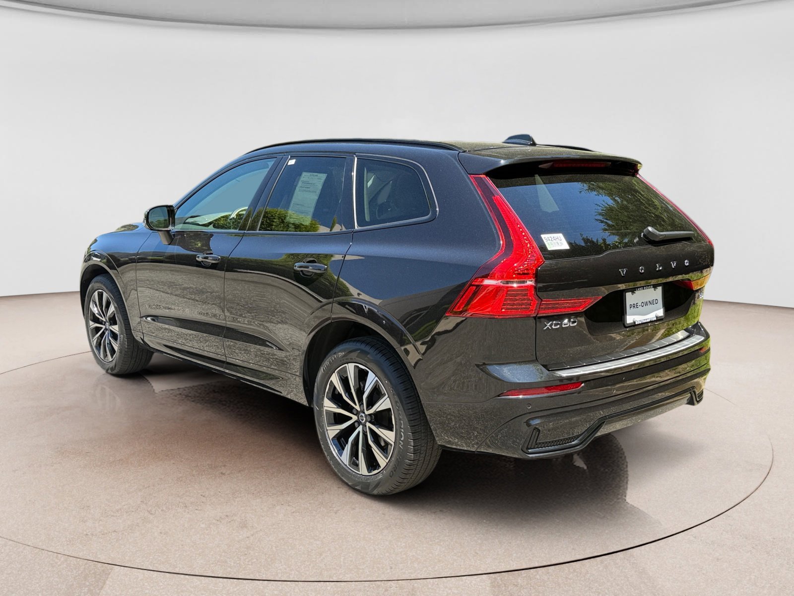 Used 2024 Volvo XC60 B5 Core AWD/4WD image 3