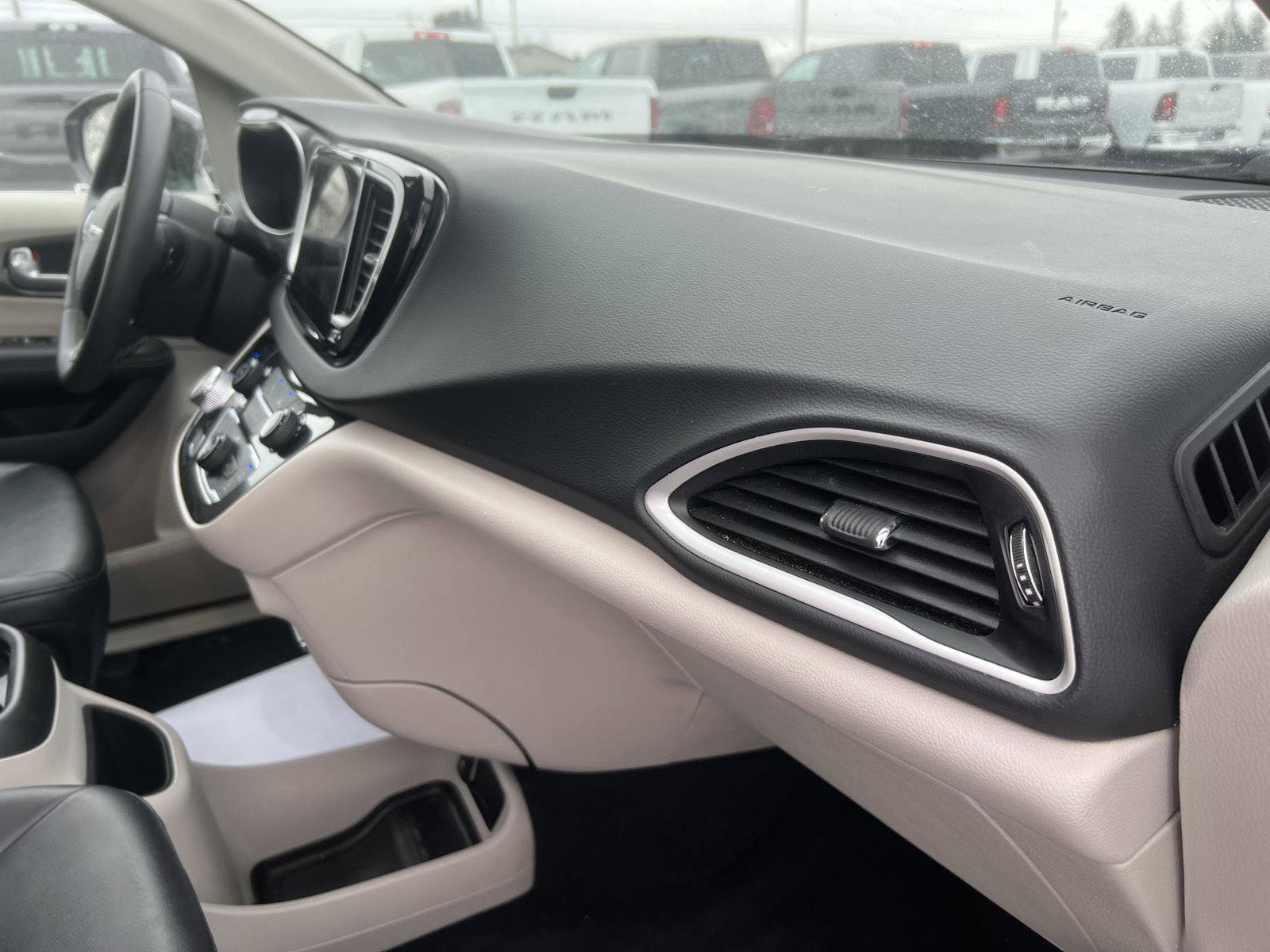 Used 2024 Chrysler Pacifica Touring-L image 37