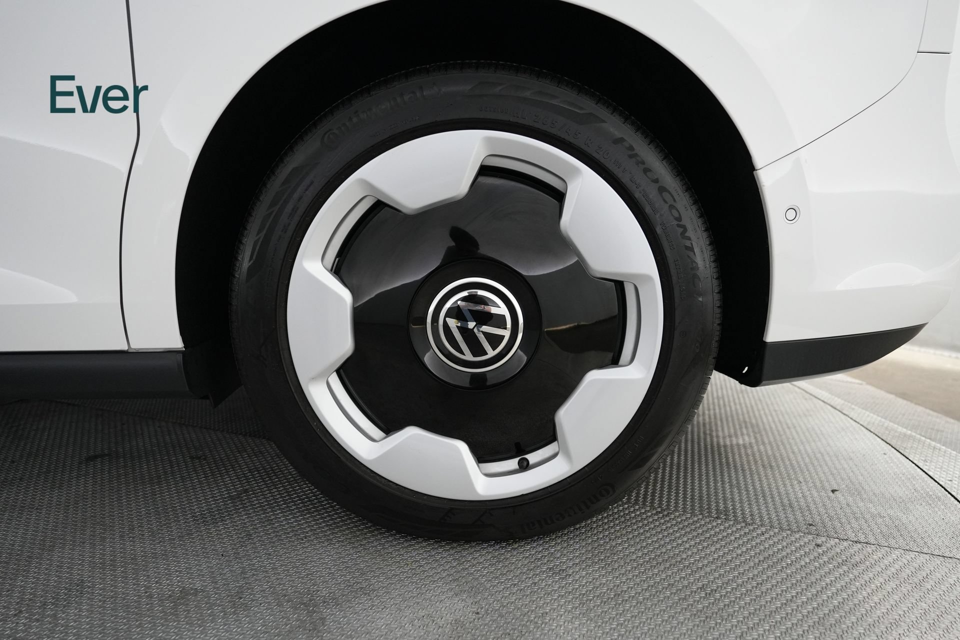 Used 2025 Volkswagen ID. Buzz Pro S RWD image 9