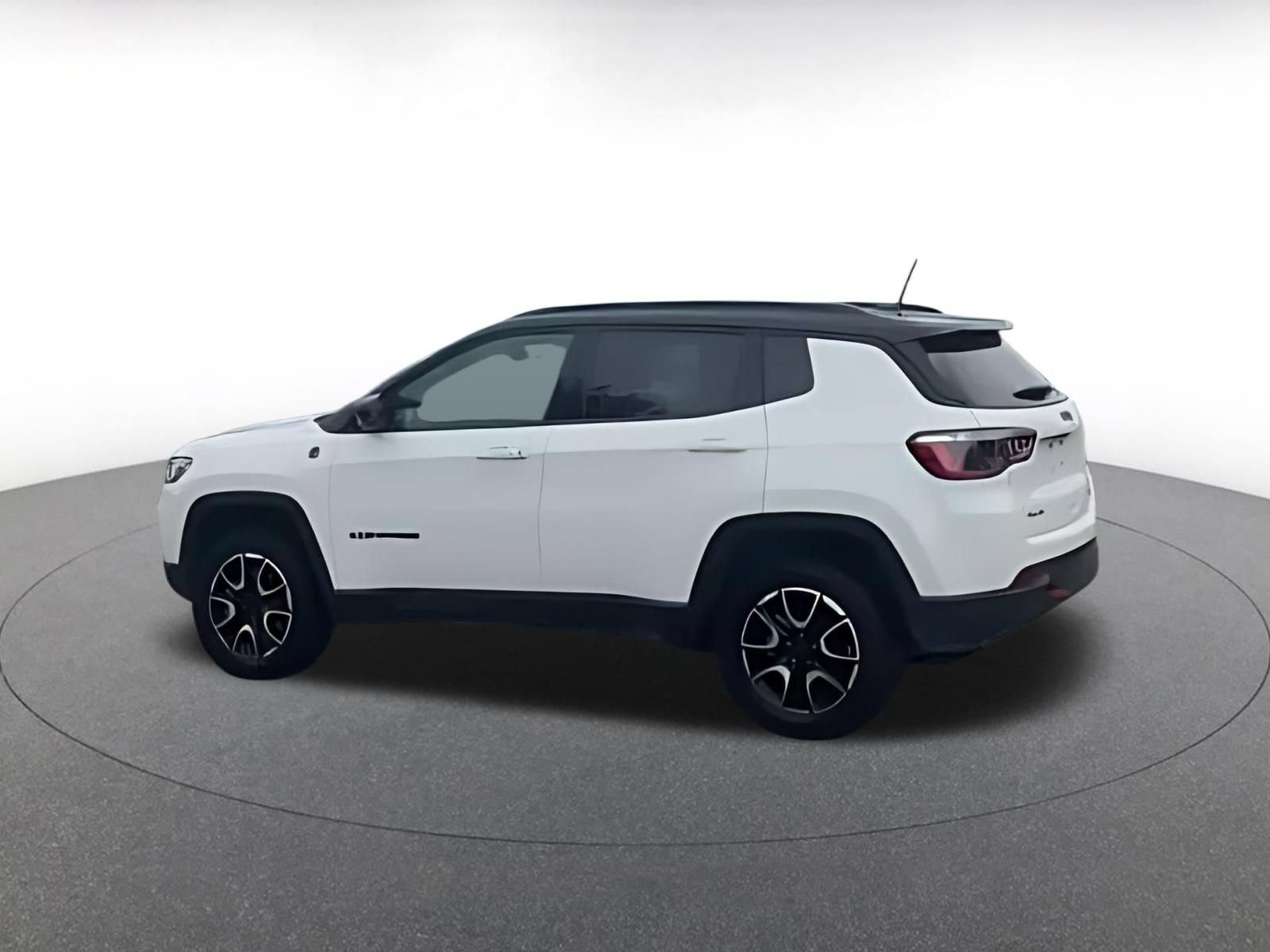 Used 2025 Jeep Compass Trailhawk AWD/4WD image 15