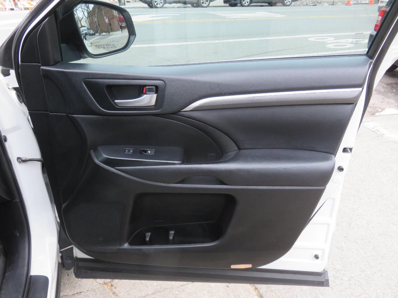 Used 2019 Toyota Highlander SE image 28