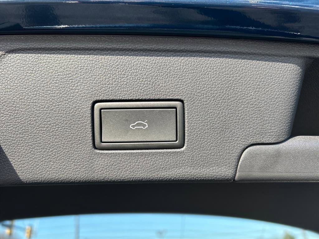 Used 2021 Volkswagen Atlas Cross Sport SEL Premium image 18