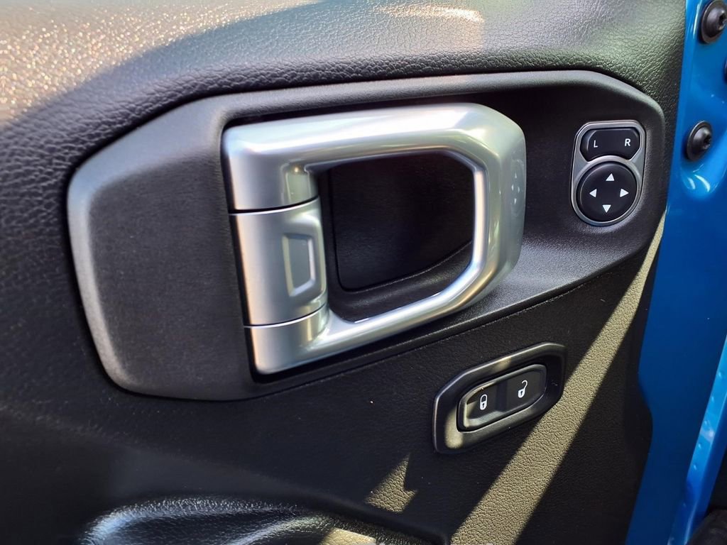 Used 2022 Jeep Gladiator Willys AWD/4WD image 19