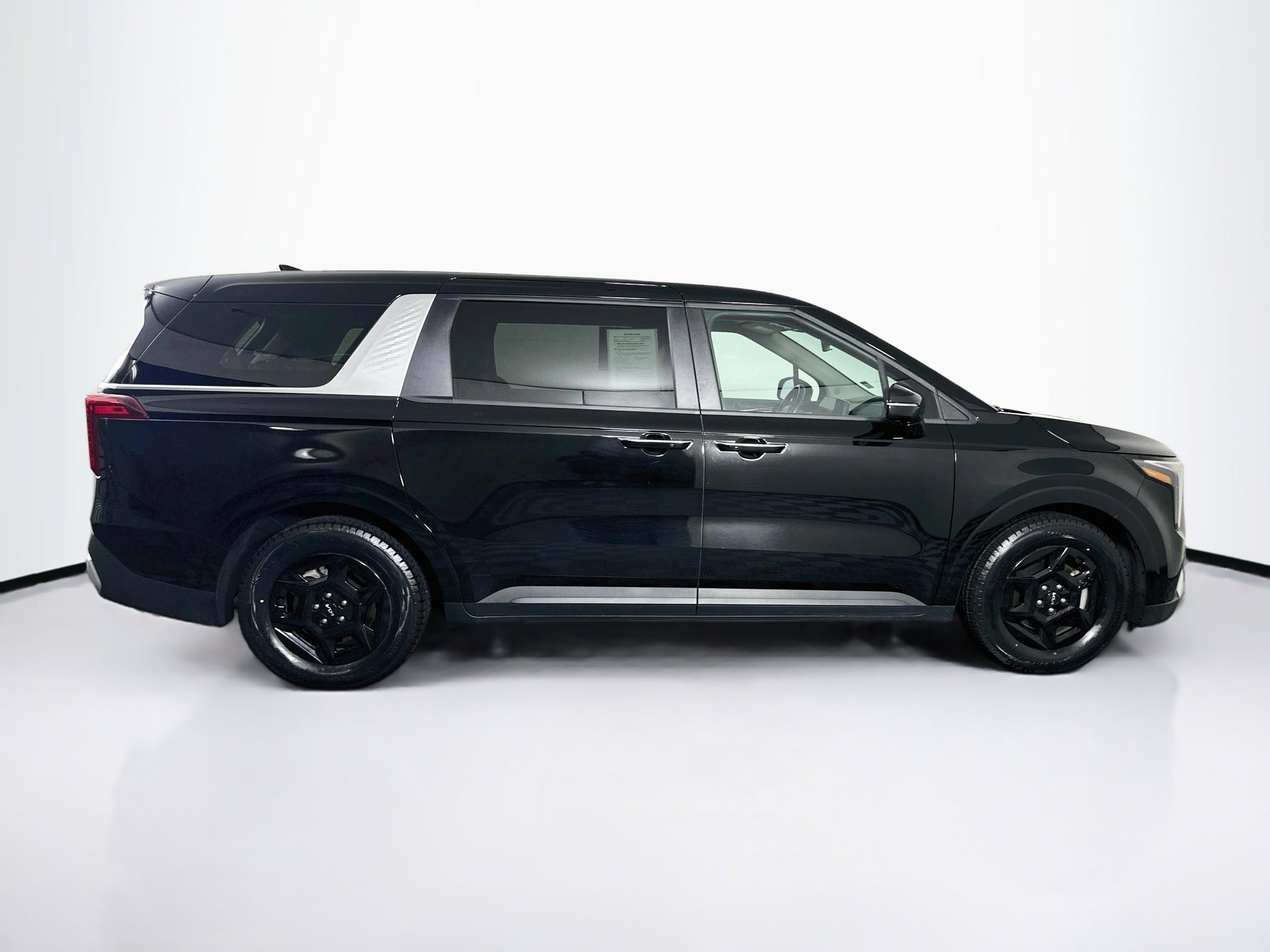 Used 2025 Kia Carnival FWD image 10