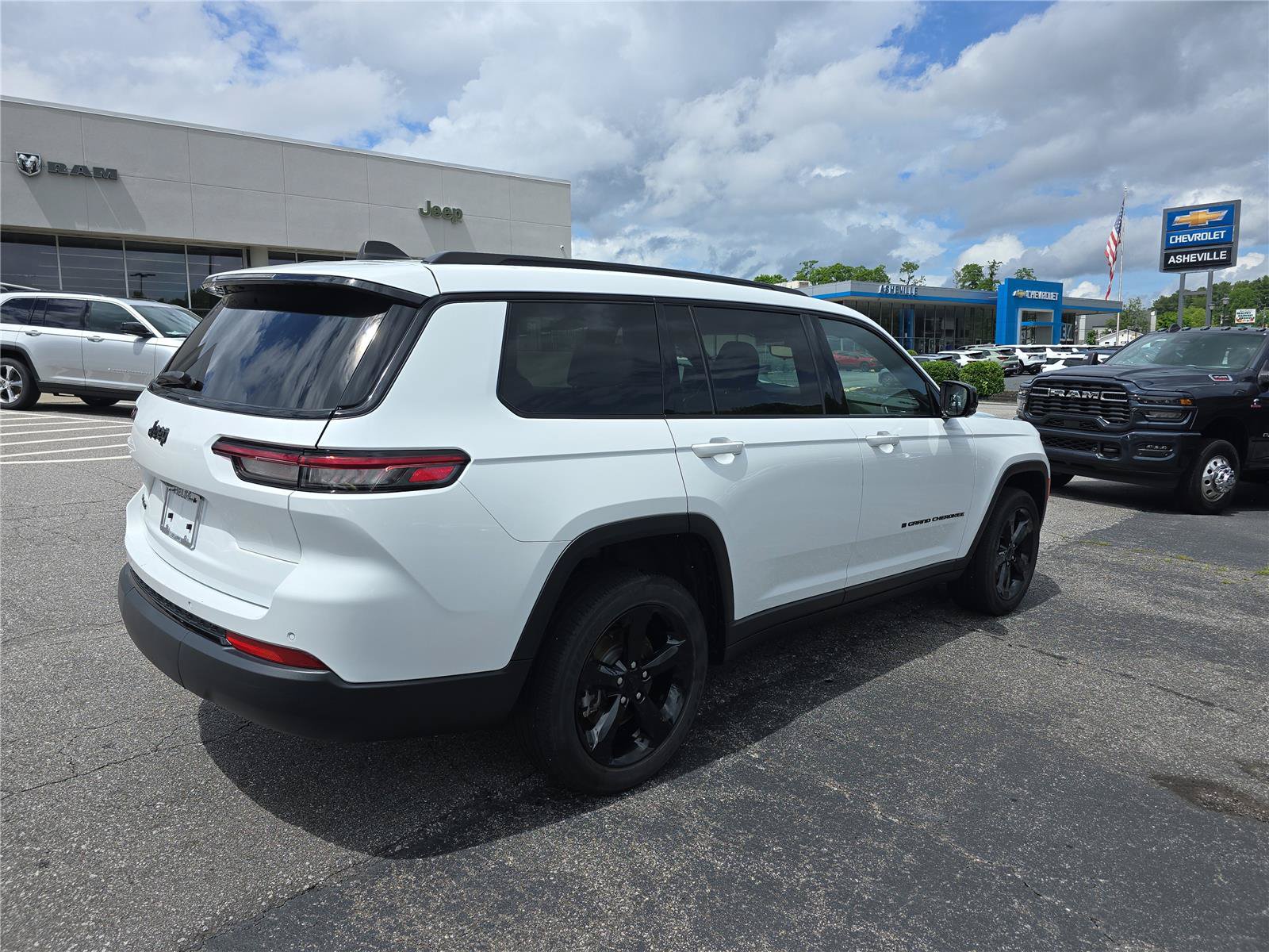 Used 2022 Jeep Grand Cherokee L Laredo AWD/4WD image 3