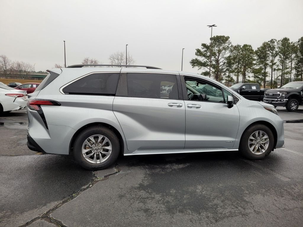 Used 2021 Toyota Sienna XLE FWD image 14