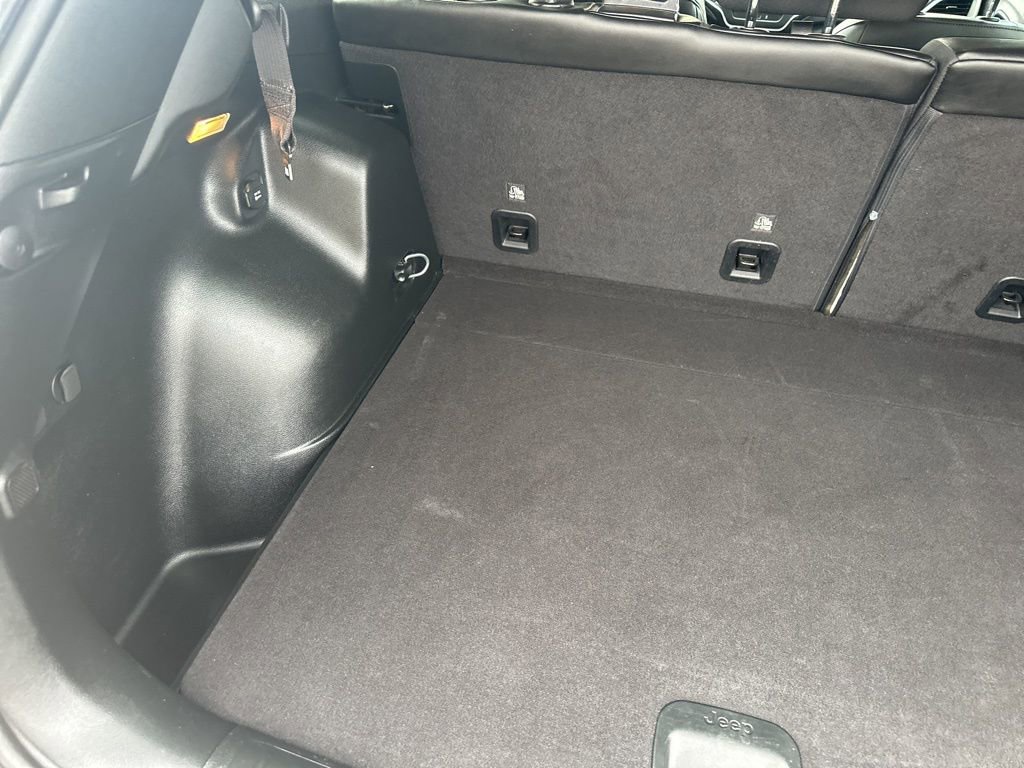 Used 2022 Jeep Cherokee Latitude AWD/4WD image 23