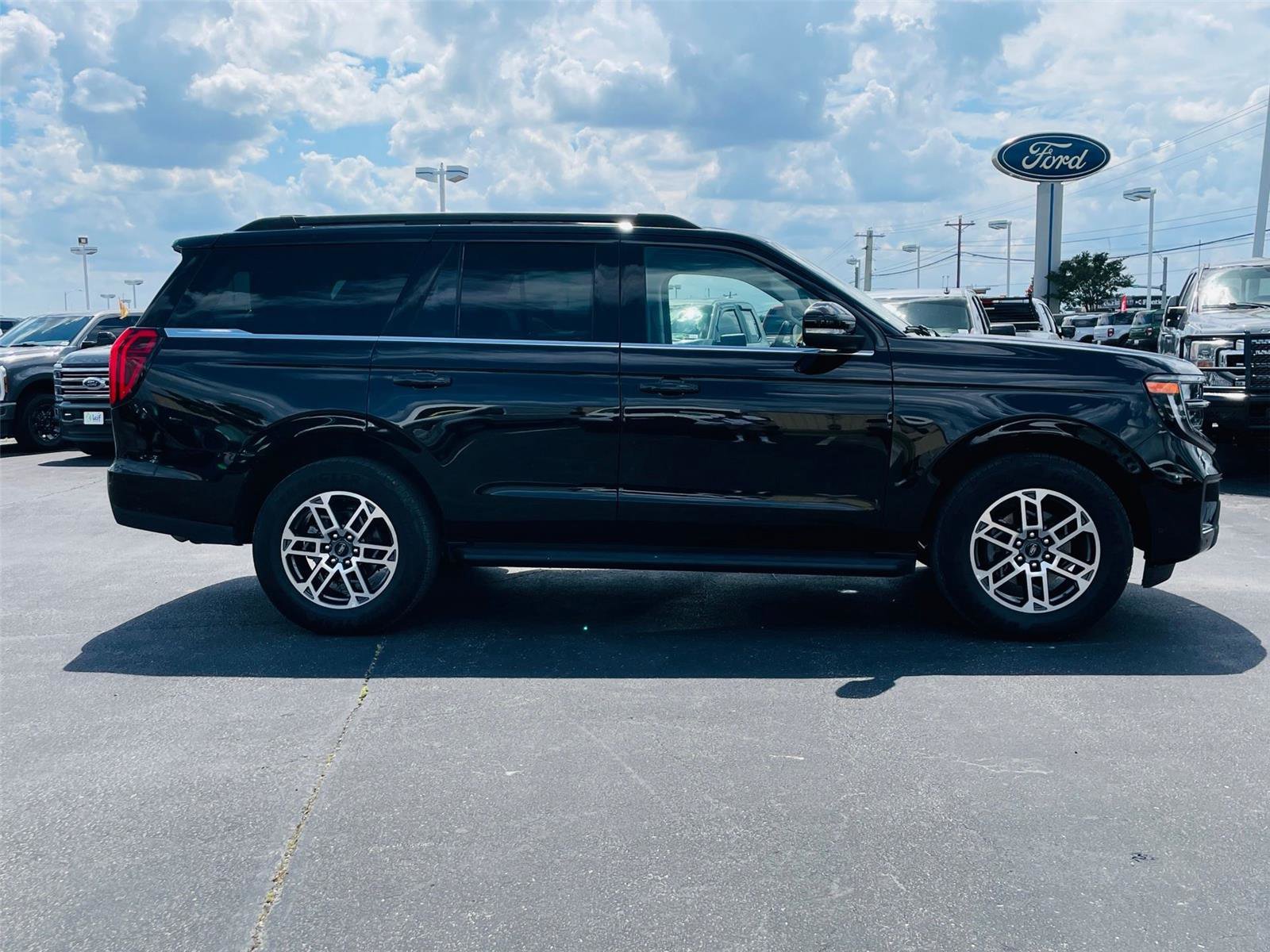 Certified 2025 Ford Expedition Active RWD image 3