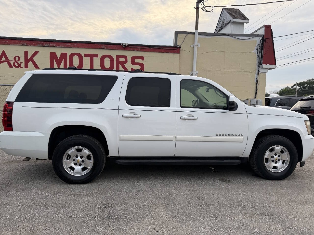 Used 2009 Chevrolet Suburban LT w/ Luxury Package RWD image 8