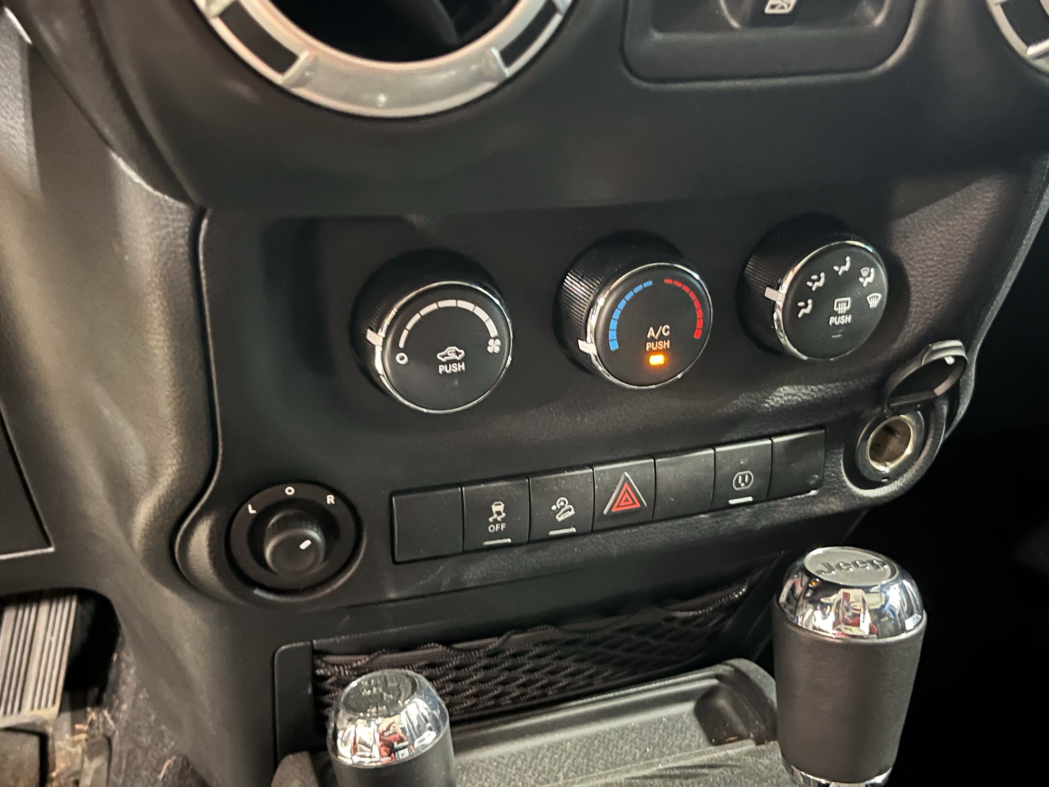 Used 2015 Jeep Wrangler Unlimited Sahara w/ Max Tow Package AWD/4WD image 24