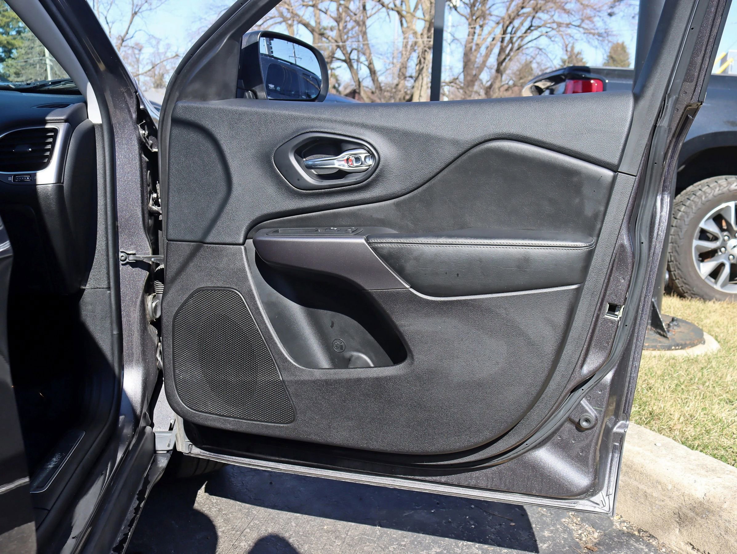 Used 2019 Jeep Cherokee Limited image 35