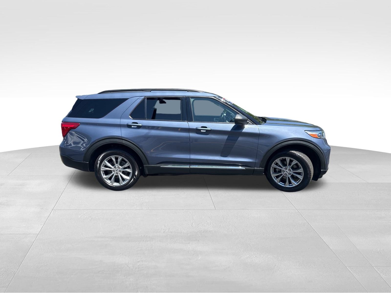 Used 2021 Ford Explorer XLT w/ Equipment Group 202A image 7