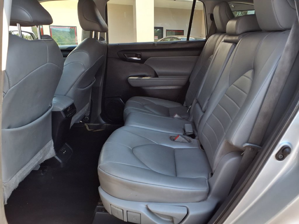 Used 2021 Toyota Highlander XLE FWD image 23