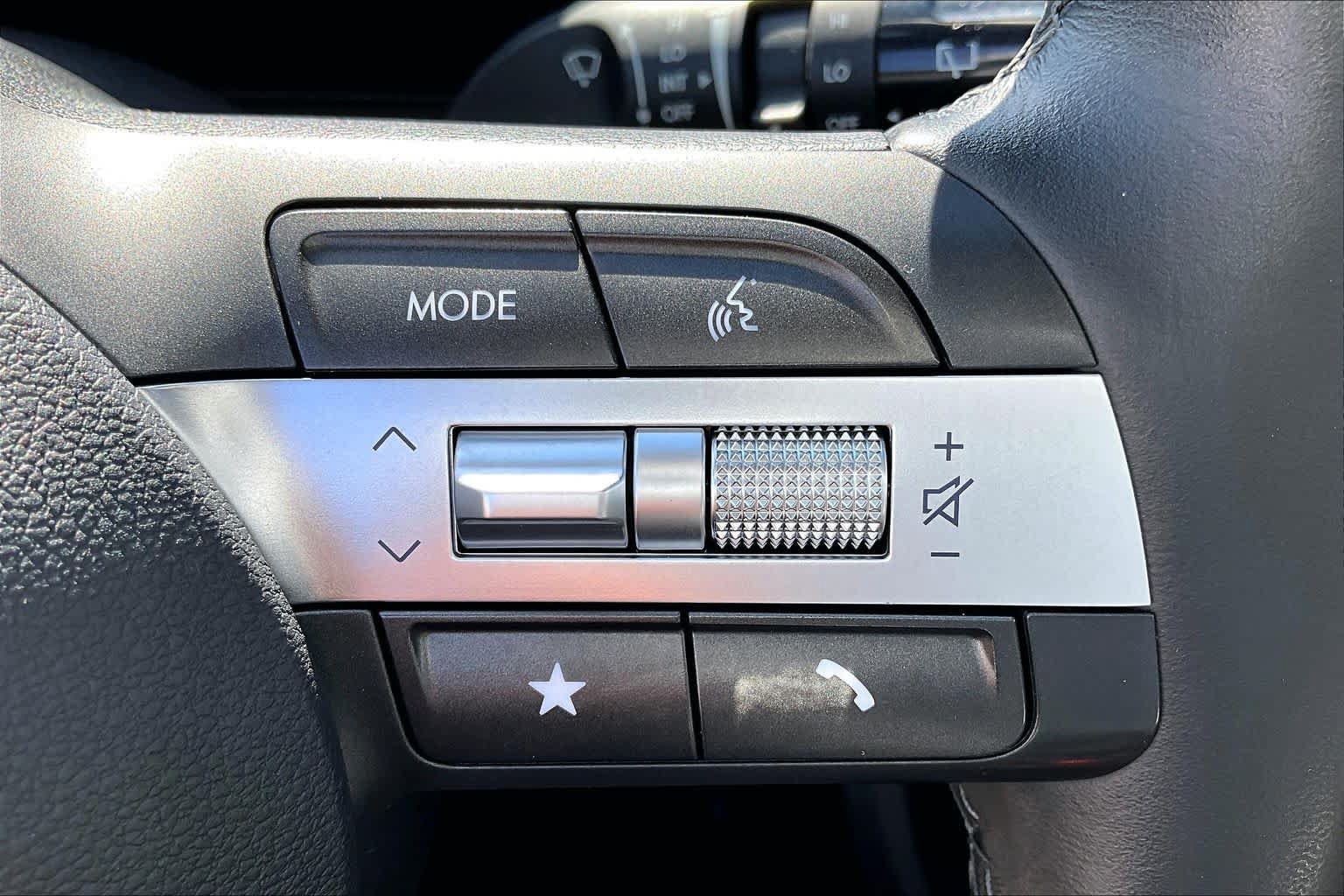Certified 2025 Hyundai Kona SEL AWD/4WD image 35
