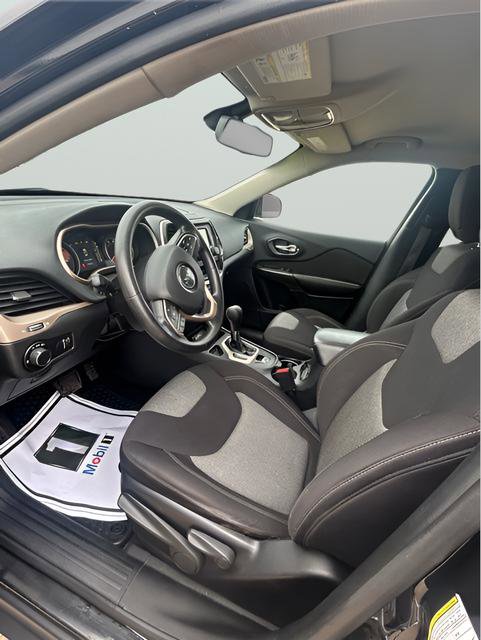 Used 2016 Jeep Cherokee Sport FWD image 12