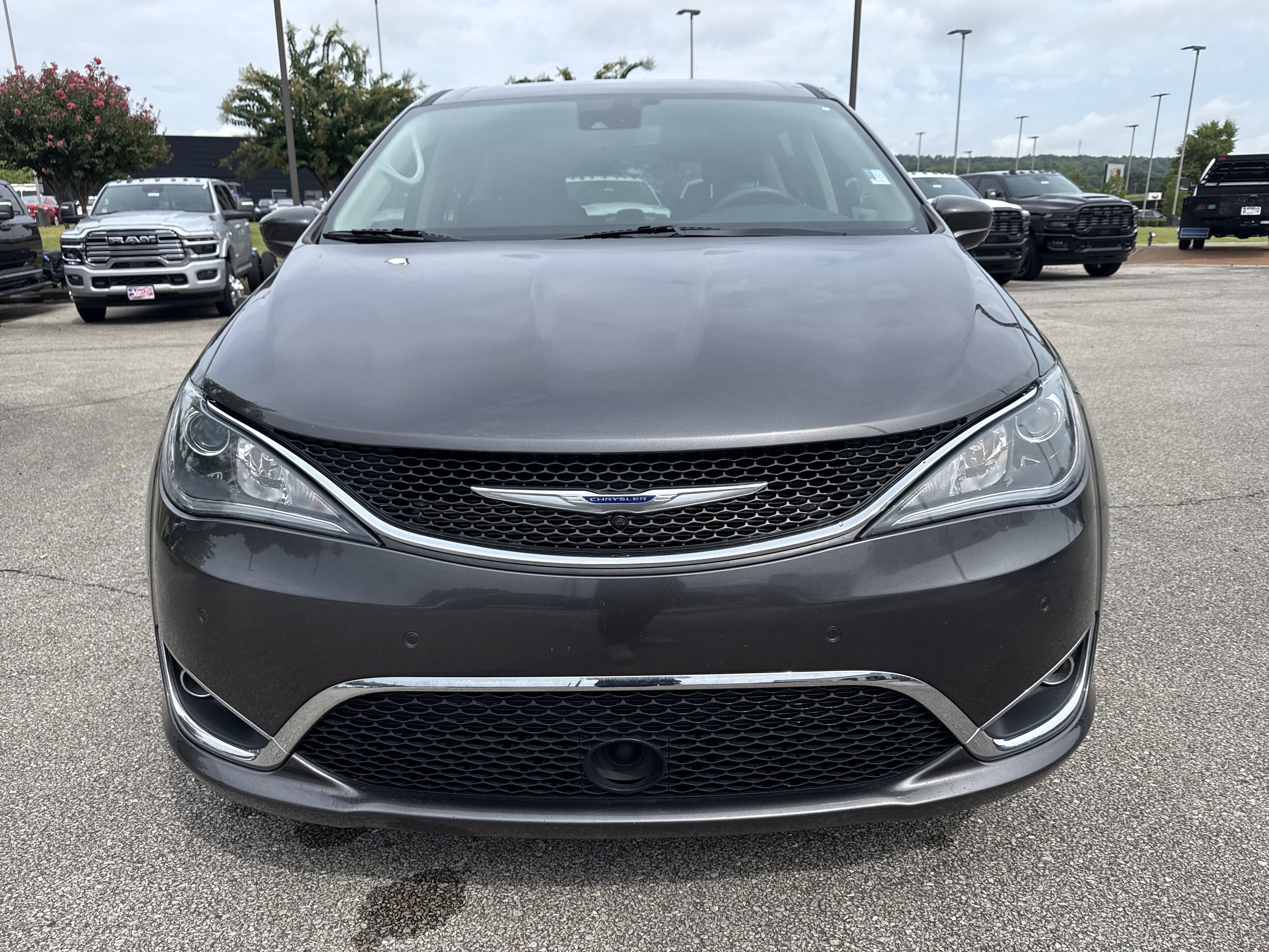 Used 2019 Chrysler Pacifica Touring Plus w/ Advanced Safetytec Group FWD image 2