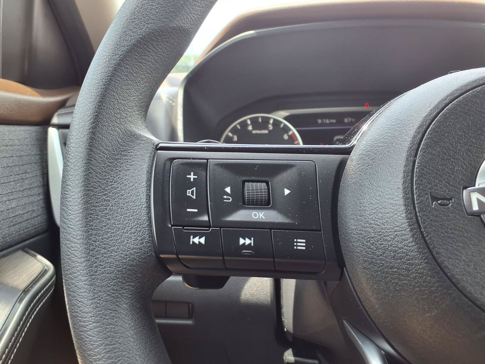 Used 2023 Nissan Rogue SV FWD image 10