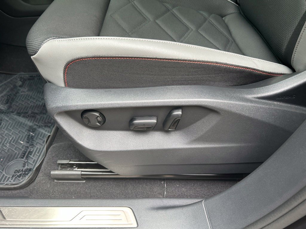 Used 2024 Volkswagen Atlas Peak Edition SE AWD/4WD image 17