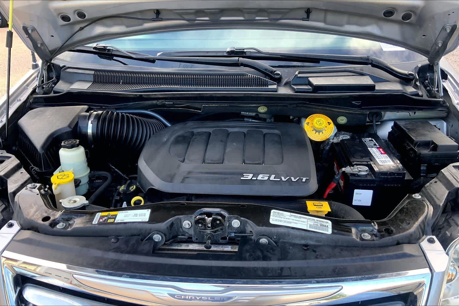 Used 2016 Chrysler Town & Country Touring FWD image 31