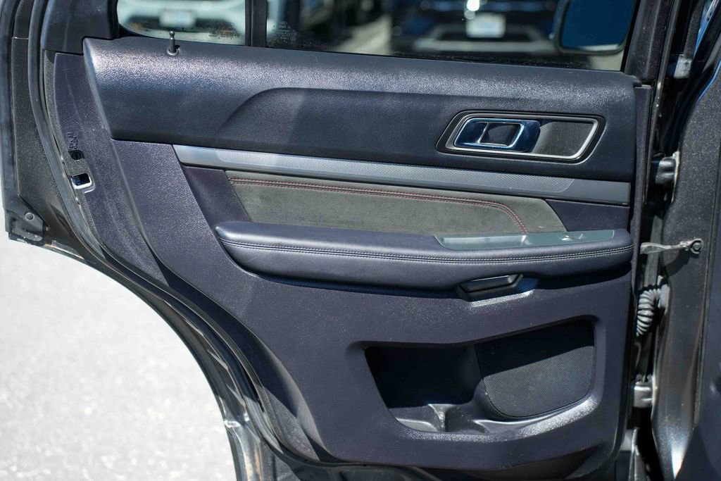 Used 2018 Ford Explorer XLT w/ Equipment Group 202A AWD/4WD image 19