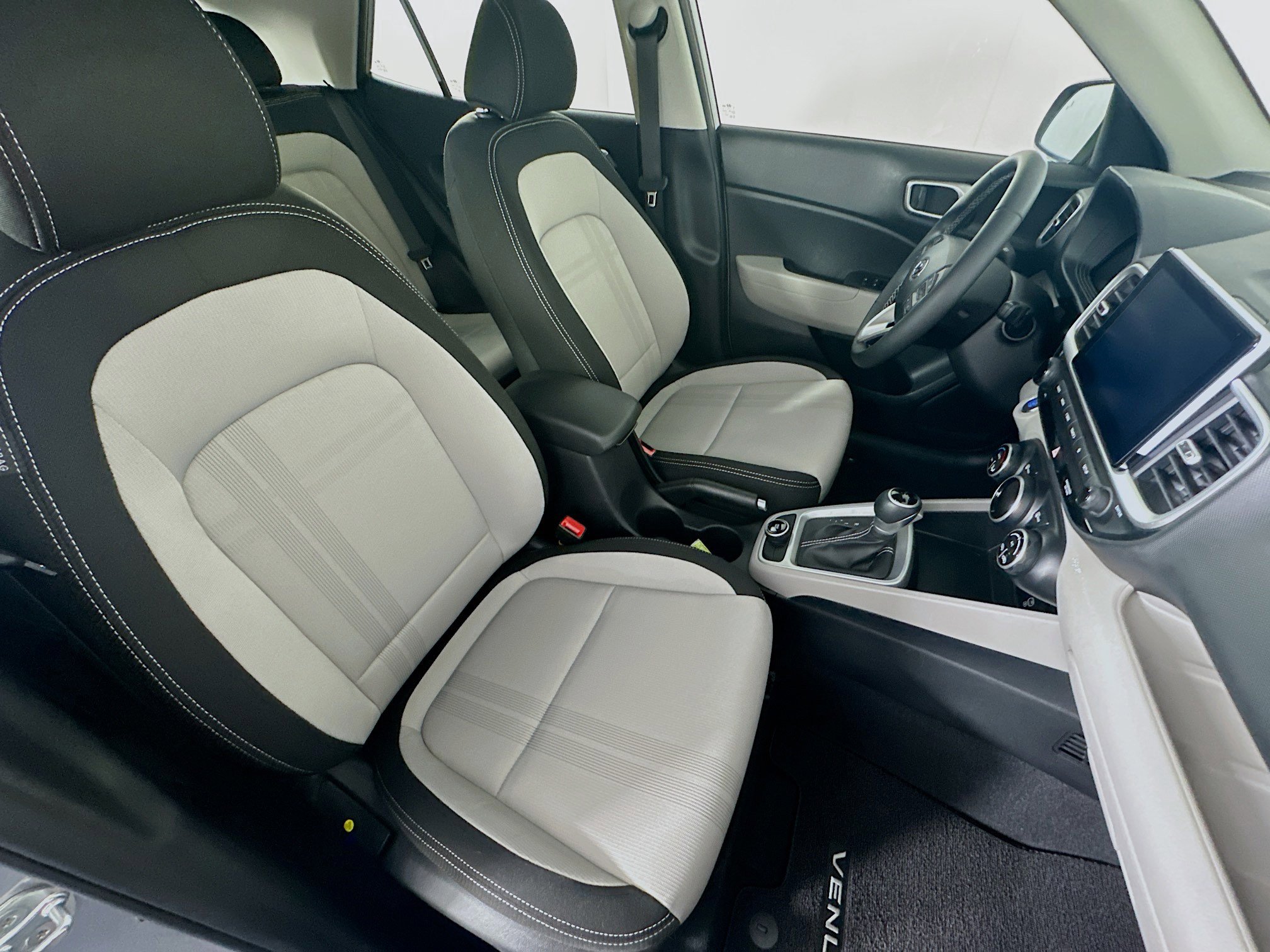 Used 2024 Hyundai Venue SEL image 30