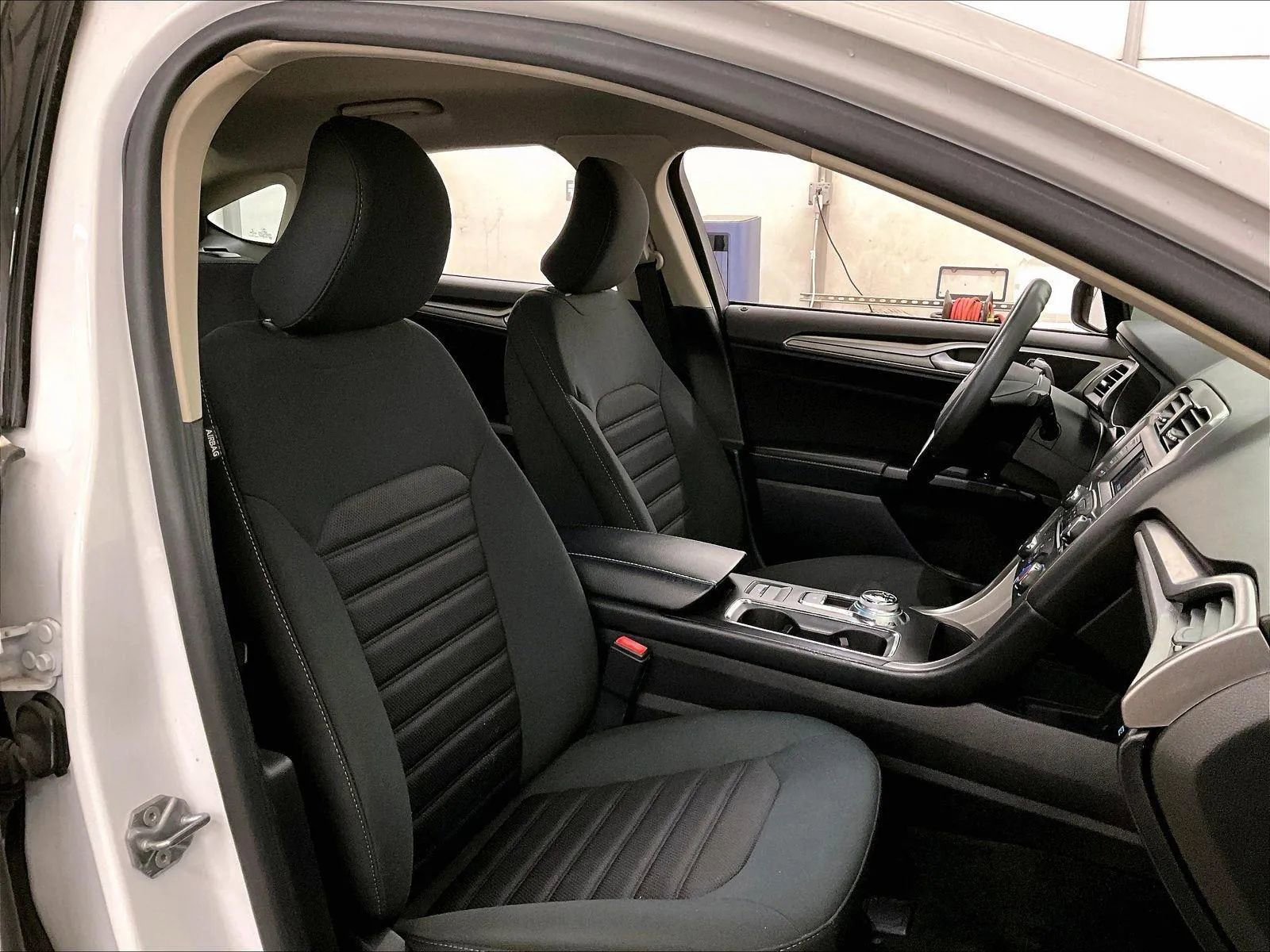 Used 2018 Ford Fusion SE FWD image 7