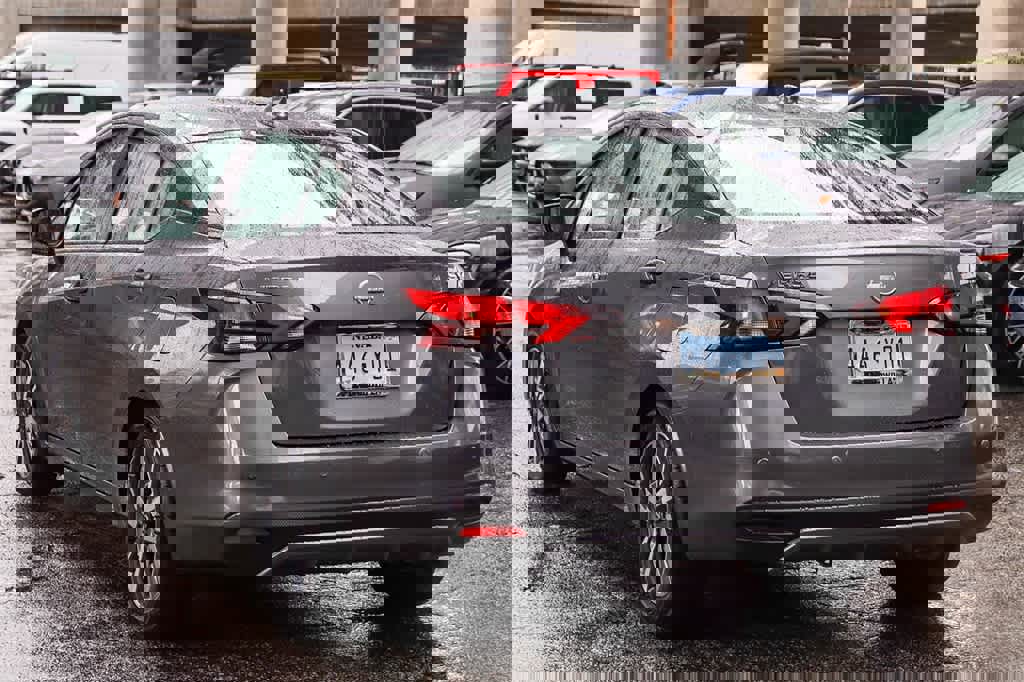 Used 2023 Nissan Versa SV image 6