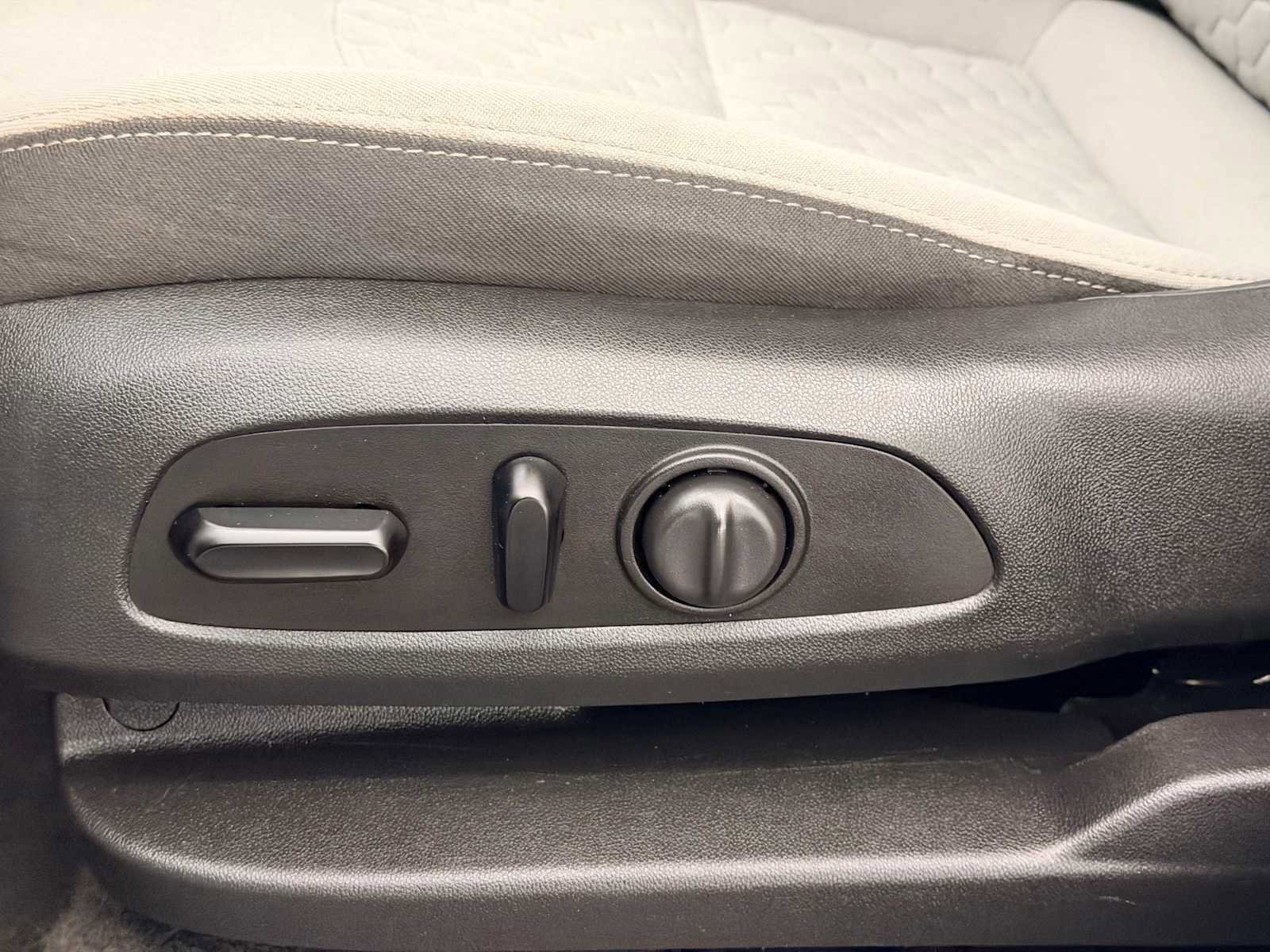 Used 2020 Chevrolet Equinox LT image 18