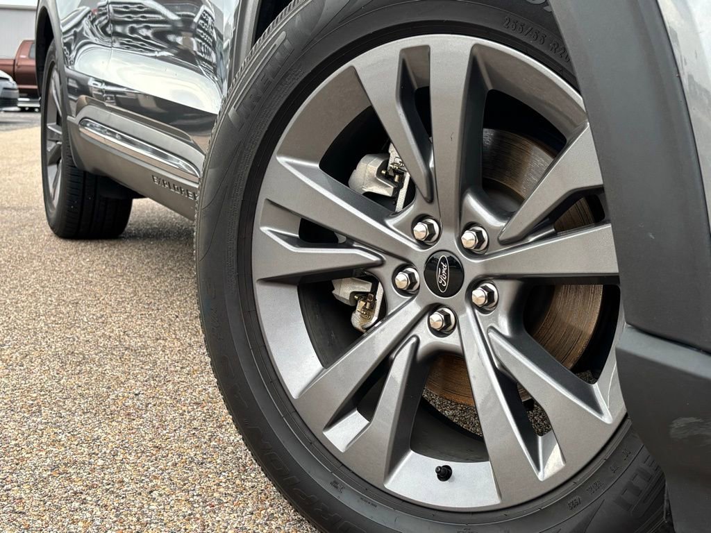 Used 2021 Ford Explorer XLT w/ Equipment Group 202A image 2