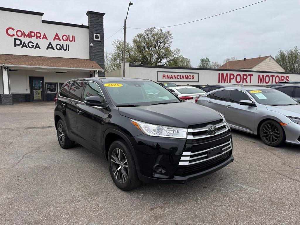 Used 2019 Toyota Highlander LE FWD image 3