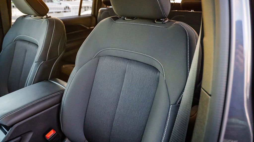 New 2025 Jeep Grand Cherokee L Laredo w/ Luxury Tech Group I image 27