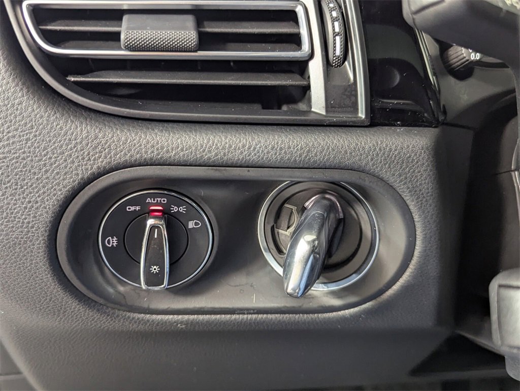 Used 2025 Porsche Macan Base w/ Premium Package Plus image 13