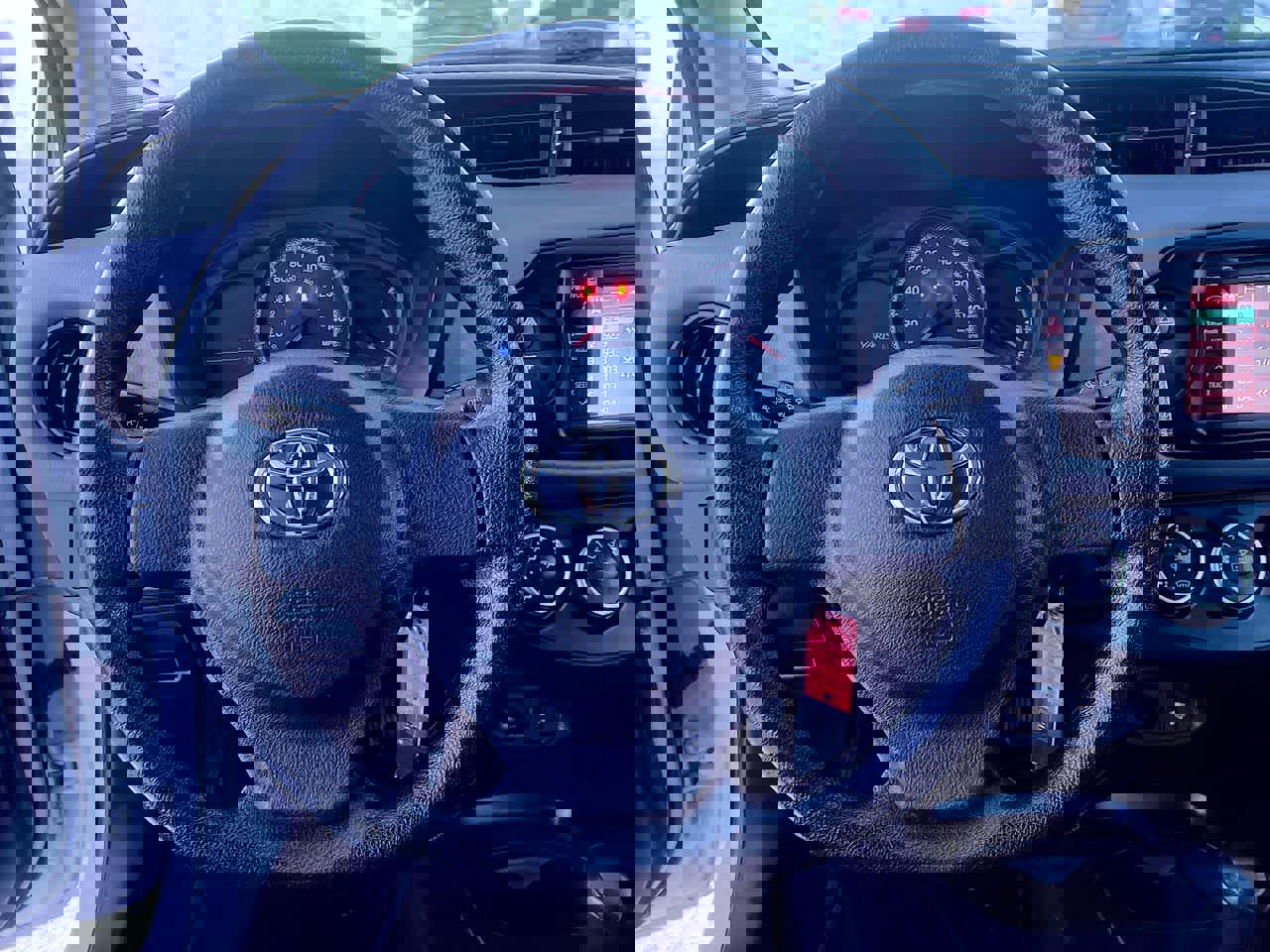 Used 2015 Toyota Yaris L image 14