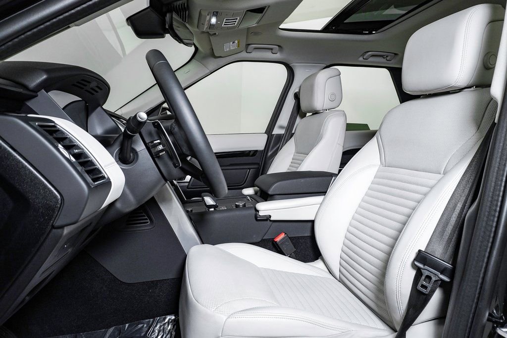 Used 2025 Land Rover Discovery S image 19