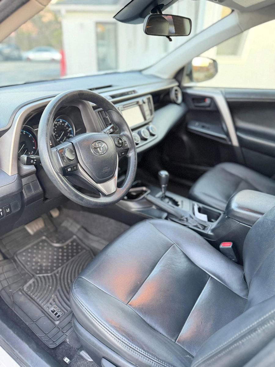 Used 2018 Toyota RAV4 LE FWD image 8