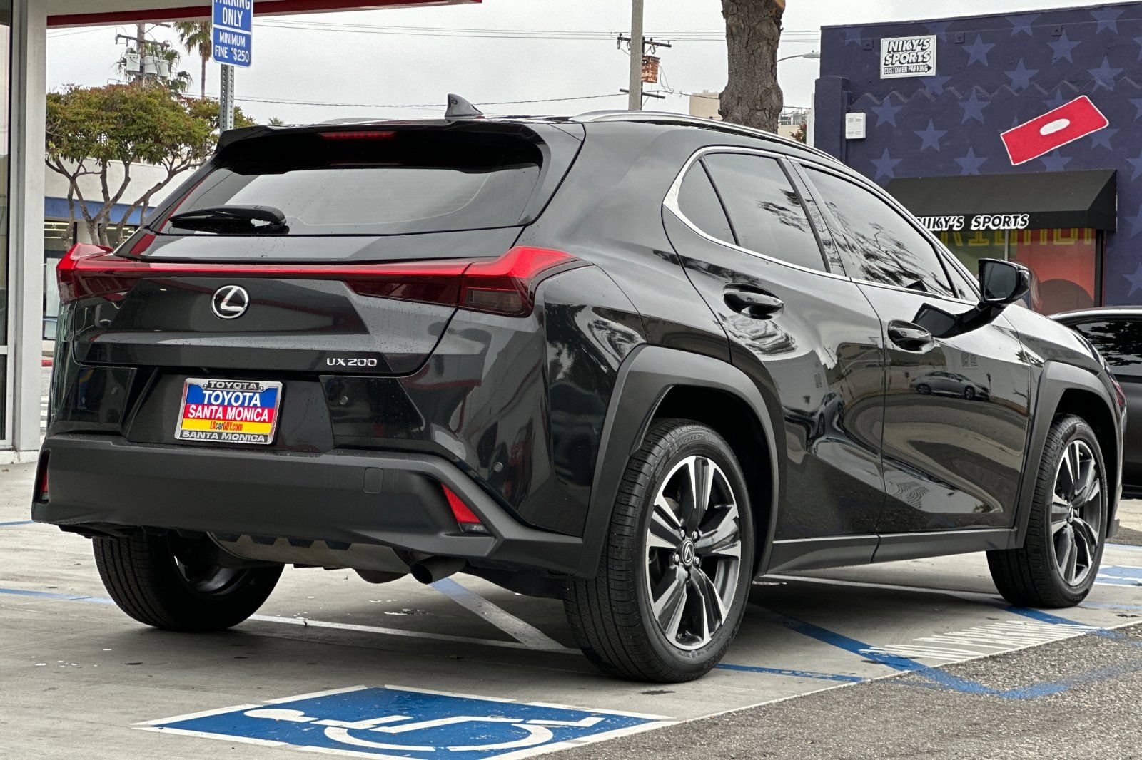 Used 2021 Lexus UX 200 w/ Accessory Package (Z2) FWD image 4