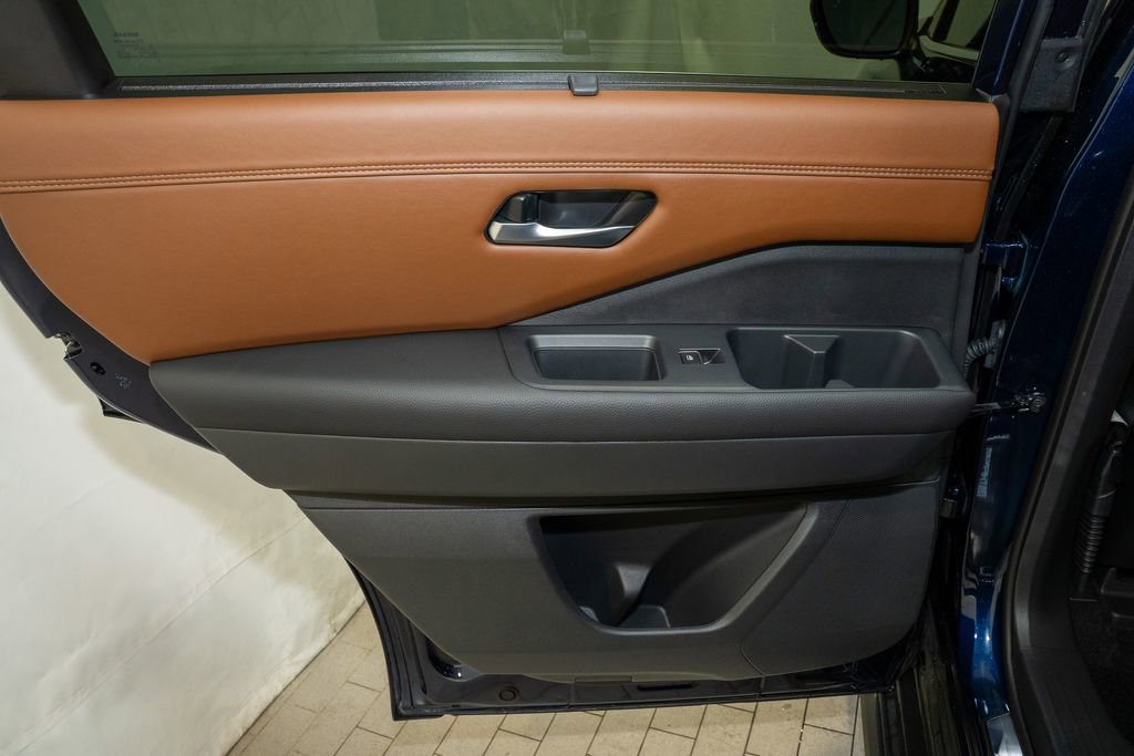 Certified 2025 Nissan Pathfinder Platinum image 13