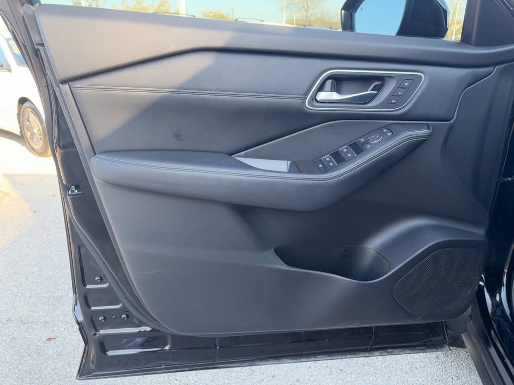 Used 2025 Nissan Rogue Platinum w/ Platinum Premium Package image 20